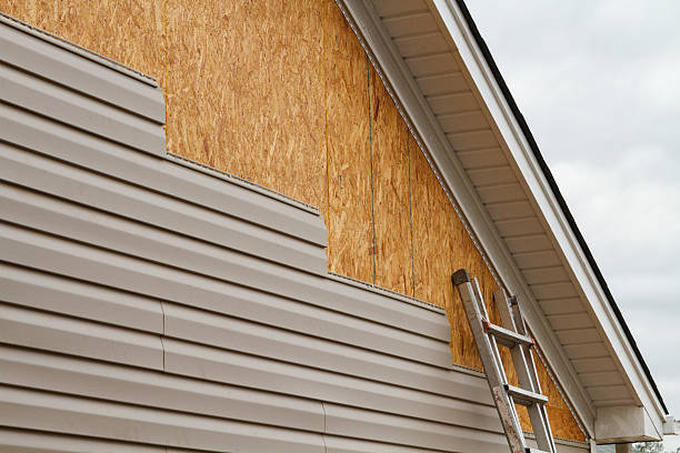 Professional Vinyl Siding technician working in Smithsburg, MD